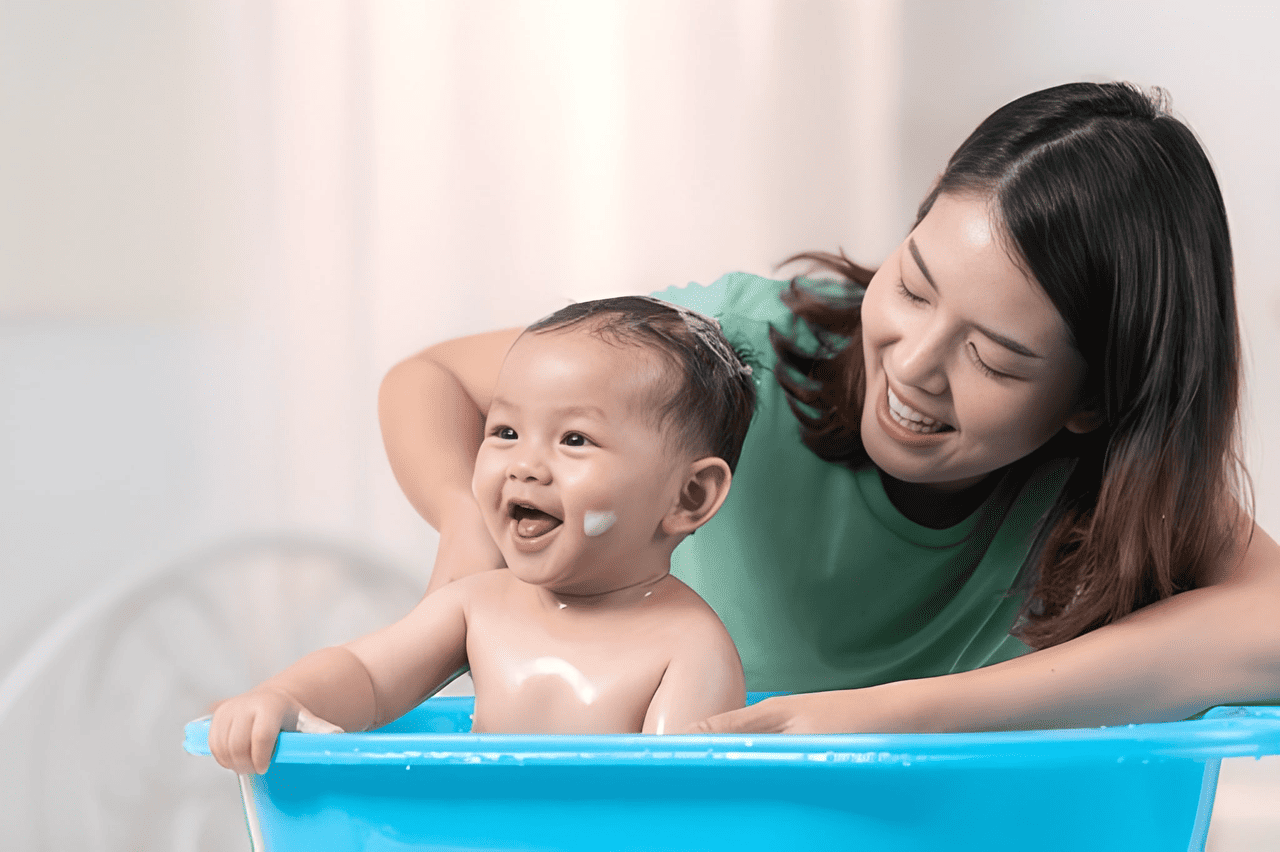 main image for 10 Cara Memandikan Bayi dengan Benar, Ibu Baru Wajib Tau!