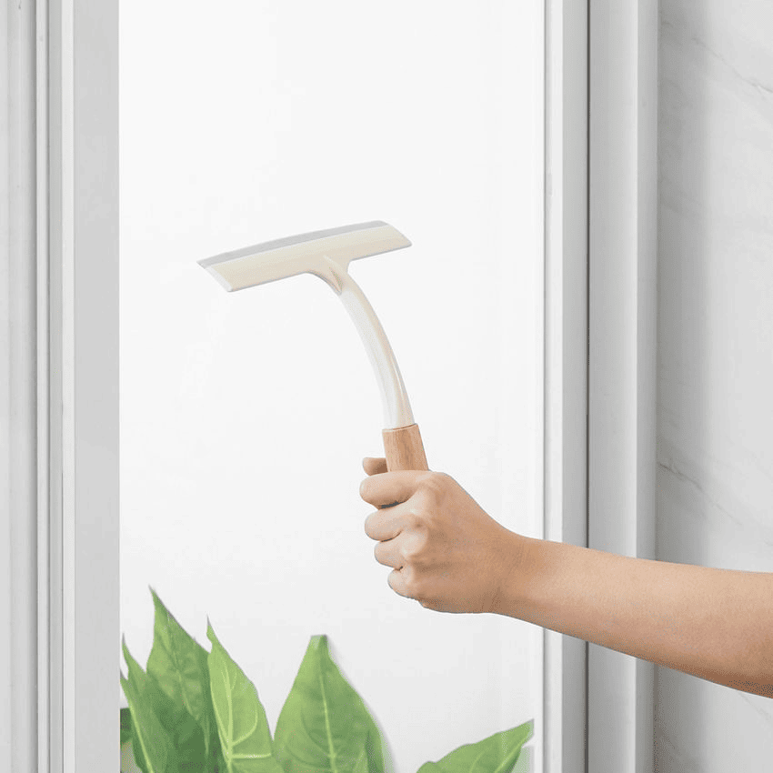 main image for Cara Membersihkan Kaca yang Buram dan Noda Membandel