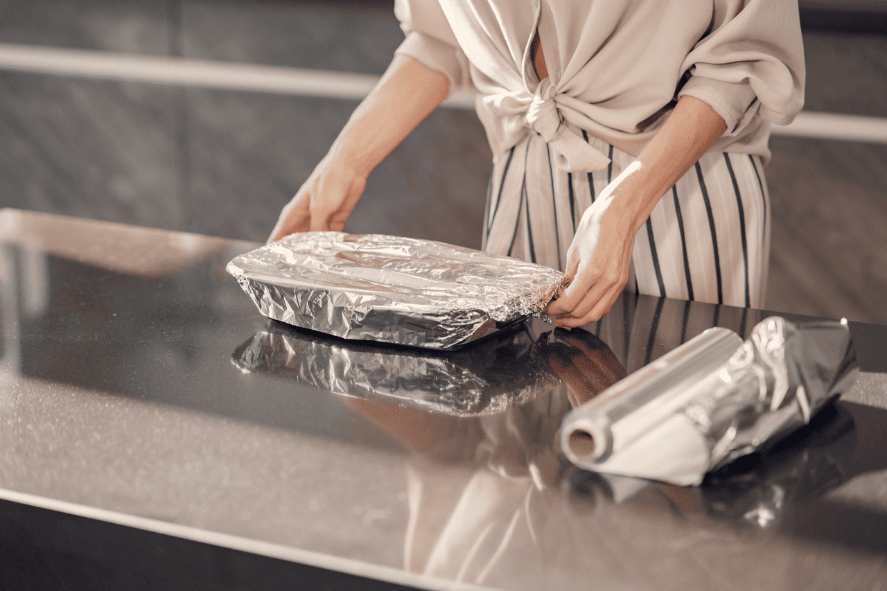 main image for Apakah Aluminium Foil Bisa Masuk Microwave? Ini Jawabannya!