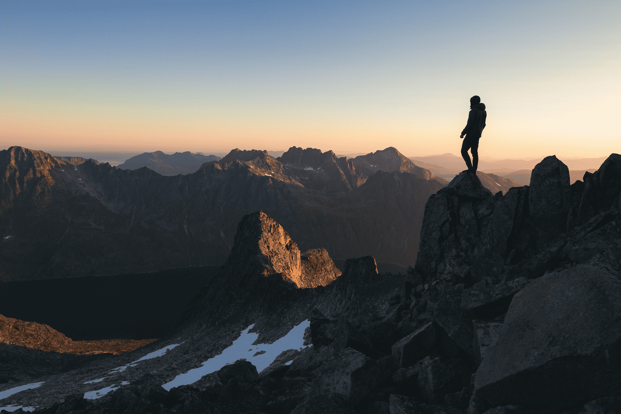 main image for Apa Itu Summit Gunung? Ini Arti dan Maknanya bagi Pendaki