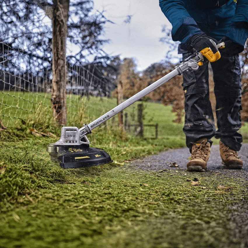 main image for Daftar Alat Pembersih Rumput untuk Taman Lebih Rapi dan Bersih