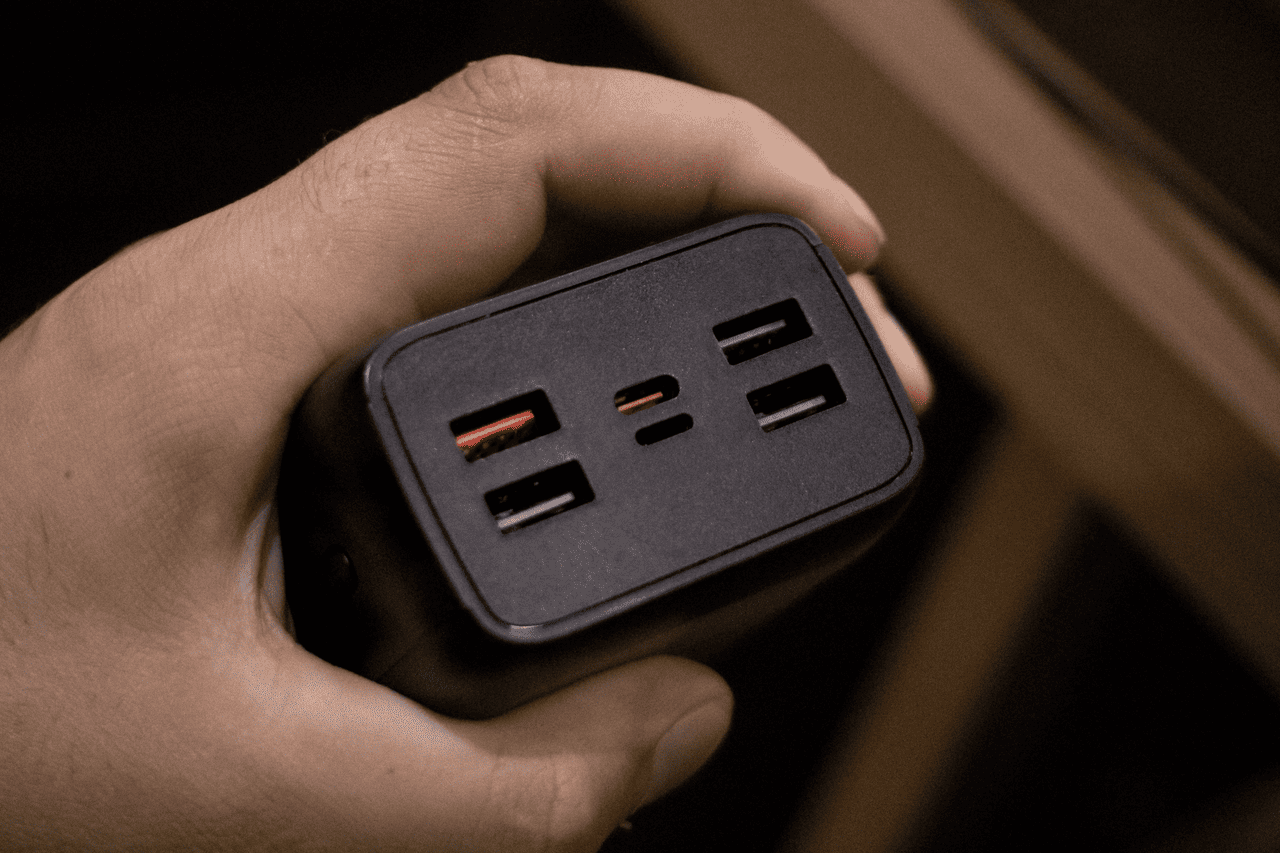main image for Apa Itu Adaptor? Kenali Fungsi dan Jenis-Jenisnya