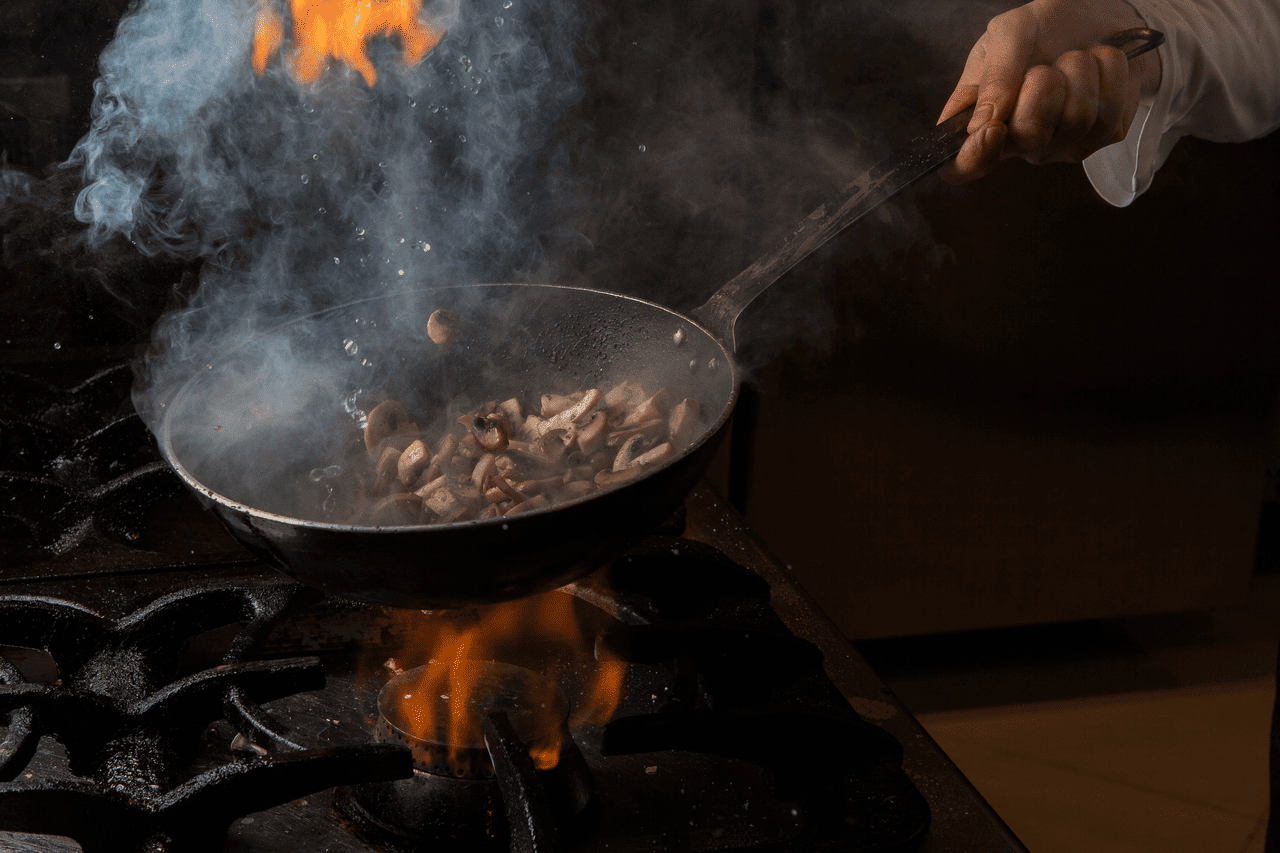 main image for Apa Itu Stir Fry? Teknik Memasak dengan Api Besar yang Populer